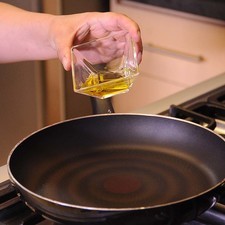 Calentar aceite en un sartén.