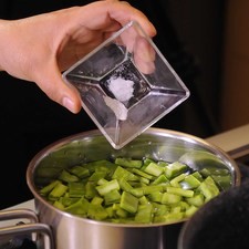 Cocer los nopales con una pizca de bicarbonato en una olla honda con agua durante 5 minutos.