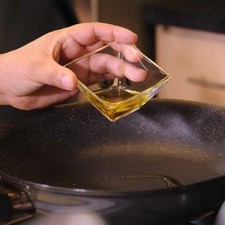 Calentar el aceite en un sartén.