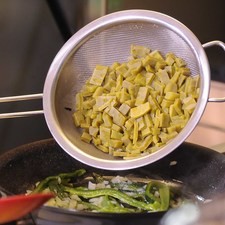 Añadir los nopales cocidos.