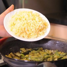 Agregar el queso rallado sobre los nopales, continuar cociendo hasta que el queso se haya gratinado.