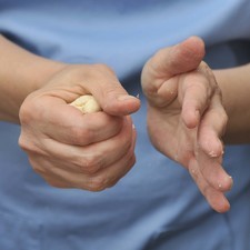 Tomar una bola de masa con la mano, más grande que el tamaño de una pelota de pin pon, apachurrar para a que quede una tortilla gruesa.