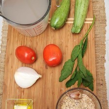 Ingredientes para toda la receta 3/4 taza de avena entera 1 rama de epazote sal al gusto 1 cucharada de aceite de oliva 2 piezas de jitomate guaje 1 diente de ajo 1/4 pieza de cebolla blanca 2 piezas de calabacita italiana 1 1/2 litros de caldo de pollo