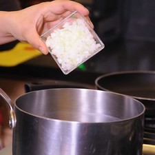 Sofreír la cebolla y ajo durante un par de minutos.