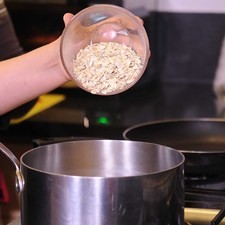 Añadir la avena y cocinar durante 1 minuto.