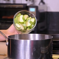 Agregar las calabacitas en el caldo.