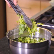 Escurrir la lechuga y reservar.