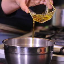 Añadir el aceite de oliva al tazón.