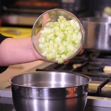 Añadir el pepino, cebollín y cebolla blanca picados y revolver bien para integrar todos los ingredientes.