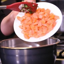 Añadir el salmón picado al tazón.