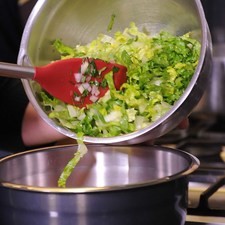 Agregarla lechuga picada, evolver y refrigerar durante 10 minuto