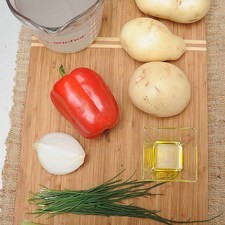 Ingredientes para toda la receta 1 cucharada de aceite de oliva sal al gusto 1/4 manojo de cebollín 1/4 pieza de cebolla blanca 1 pieza de pimiento morrón rojo 1 vara de apio 4 tazas de caldo de pollo 3 piezas de papa blanca