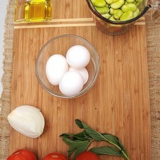 Ingredientes para toda la receta 1 rama de hierbabuena fresca 4 piezas de huevo sal al gusto 1 diente de ajo 3 piezas de jitomate guaje 1/4 pieza de cebolla blanca 2 cucharadas de aceite de oliva 2 tazas de haba fresca