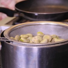 Escurrir las habas cocidas y reservar.