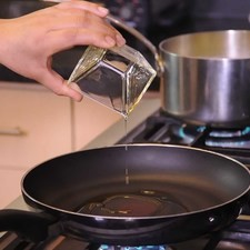 Calentar el aceite de oliva en el sartén.