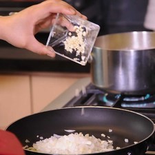 Sofreír la cebolla y ajo durante un par de minutos.