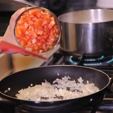 Añadir el jitomate picado y continuar cociendo durante 5 minutos.
