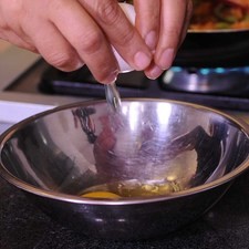 Batir los huevos en un tazón con batidor de globo.