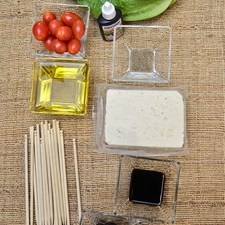 Ingredientes para brochetas 12 piezas de tomate uva Nuevo 12 piezas de aceituna kalamata 100 gramos de queso feta palitos de brocheta al gusto Ingredientes para aderezo 1/4 taza de aceite de oliva sal al gusto pimienta negra molida al gusto 2 cucharadas de vinagre balsámico Ingredientes para servir 1 pieza de lechuga mini romaine Nuevo desinfectante de verduras al gusto