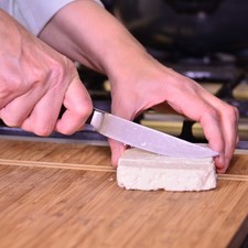 Cortar el queso feta en cubos pequeños.