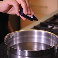 Poner a remojar las hojas de lechuga en un tazón con agua y unas gotas de desinfectante durante 5 minutos, escurrir y reservar.