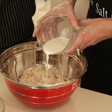 Añadir el tomillo, el romero y el perejil. Mezclar los ingredientes. Incorporar con las manos la mantequilla con el harina, frotando con los dedos un pedacito de mantequilla con harina a la vez. Agregar la leche, poco a poco, hasta que se forme una masa suave que no se pegue en las manos la cantidad de leche puede variar, si la masa está pegajosa, agregar un poco más de harina. S 1200 1475636057