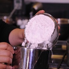Precalentar el horno a 350 F Cernir la harina antes de medirla.