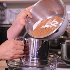 Mezclar la sal y la cocoa, y volver a cernir.