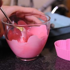 En una taza revolver el jocoque con el colorante y reservar.