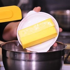 En un tazón batir la mantequilla y azúcar hasta que se vea cremosa. Agregar los huevos y la vainilla.