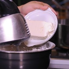 Para el betún batir el queso mascarpone con la crema, integrar el azúcar glass poco a poc y agregar el queso crema, hasta que todos los ingredientes queden bien integrados.