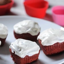 Meter al refrigerador al menos 1 hora y poner betún a cada cup cake.