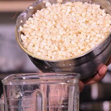 Se precalienta el horno a 350 F Se desgranan los elotes.
