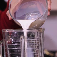 Se muelen los elotes con leche en la licuadora agregando poso a poco la leche, que no quede muy aguado.