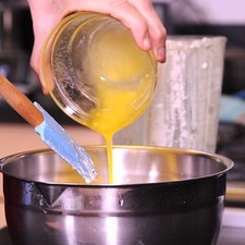 Se vacía en un tazón y se agrega la mantequilla derretida, el azúcar, los huevos la sal y la vainilla hasta integrar bien todos los ingredientes.