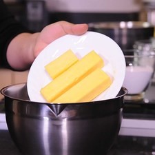 En un tazón batir la mantequilla y azúcar hasta integrar, agregar los huevos 1 a 1, agregar poco a poco la harina luego la leche y la vainilla hasta acremar.