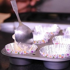 Poner la masa en los caparazones de los cupcakes y hornear por 15 minutos. Sacar y dejar enfriar.