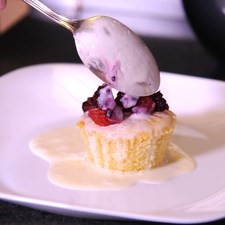 En un tazón mezclar las tres leches y bañar los cup cakes, adornar con fruta.