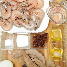 Ingredientes para salsa 1 taza de agua 10 piezas de vaina de tamarindo Help 3 cucharadas de azúcar blanca 3 piezas de chile chipotle adobado 1/2 taza de vino blanco 1/4 pieza de cebolla blanca 1 diente de ajo 1/2 cucharita de sal 1 cucharada de aceite de oliva Ingredientes para camarones 16 piezas de camarón 40/50 1 cucharada de aceite de oliva pimienta negra molida al gusto