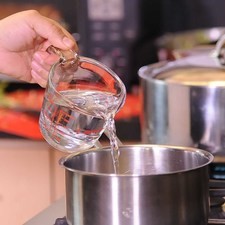 Hervir en una olla con 1 taza de agua y el azúcar.