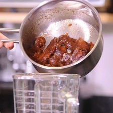 Moler en la licuadora el tamarindo y los chiles chipotles hasta obtener una mezcla homogénea y reservar.
