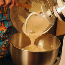 En el tazón de la batidora, colocar las 3 ½ tazas de harina restantes, batir con el azúcar, la sal y la ralladora de naranja utilizando el aspa de gancho durante 30 segundos. Agregar los huevos el 1/3 de taza de leche restante y la masa con levadura. Batir a velocidad baja hasta que la masa comience a incorporarse.