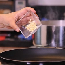 Sofreír el ajo y la cebolla picada con la cucharada de aceite un par de minutos.