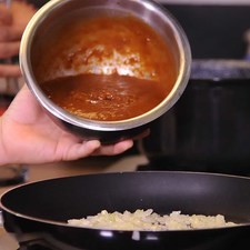 Añadir la mezcla de tamarindo y continuar cociendo durante 4 minutos, sazonar con sal y reservar.