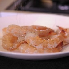 Salpimentar por ambos lados los camarones ya pelados.