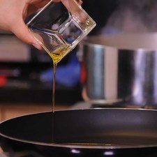 Calentar 1 cucharada de aceite de oliva en un sartén.