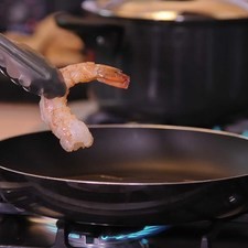 Sofreír los camarones un par de minutos por cada lado.