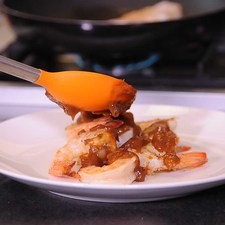 Servir los camarones en un plato bañados con la salsa de tamarindo y acompañados de arroz al vapor.