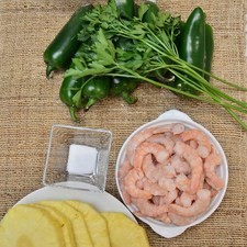 Ingredientes para chiles 12 piezas de chile jalapeño 1 cucharada de piloncillo rallado Nuevo agua al gusto Ingredientes para relleno 300 gramos de camarón pacotilla 1 cucharita de azúcar blanca 5 ramas de perejil fresco sal al gusto 5 rebanadas de piña