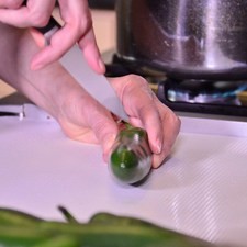Ahuecar los chiles, colocar cada chile sobre la tabla para picar con la curvatura del rabo hacia arriba.